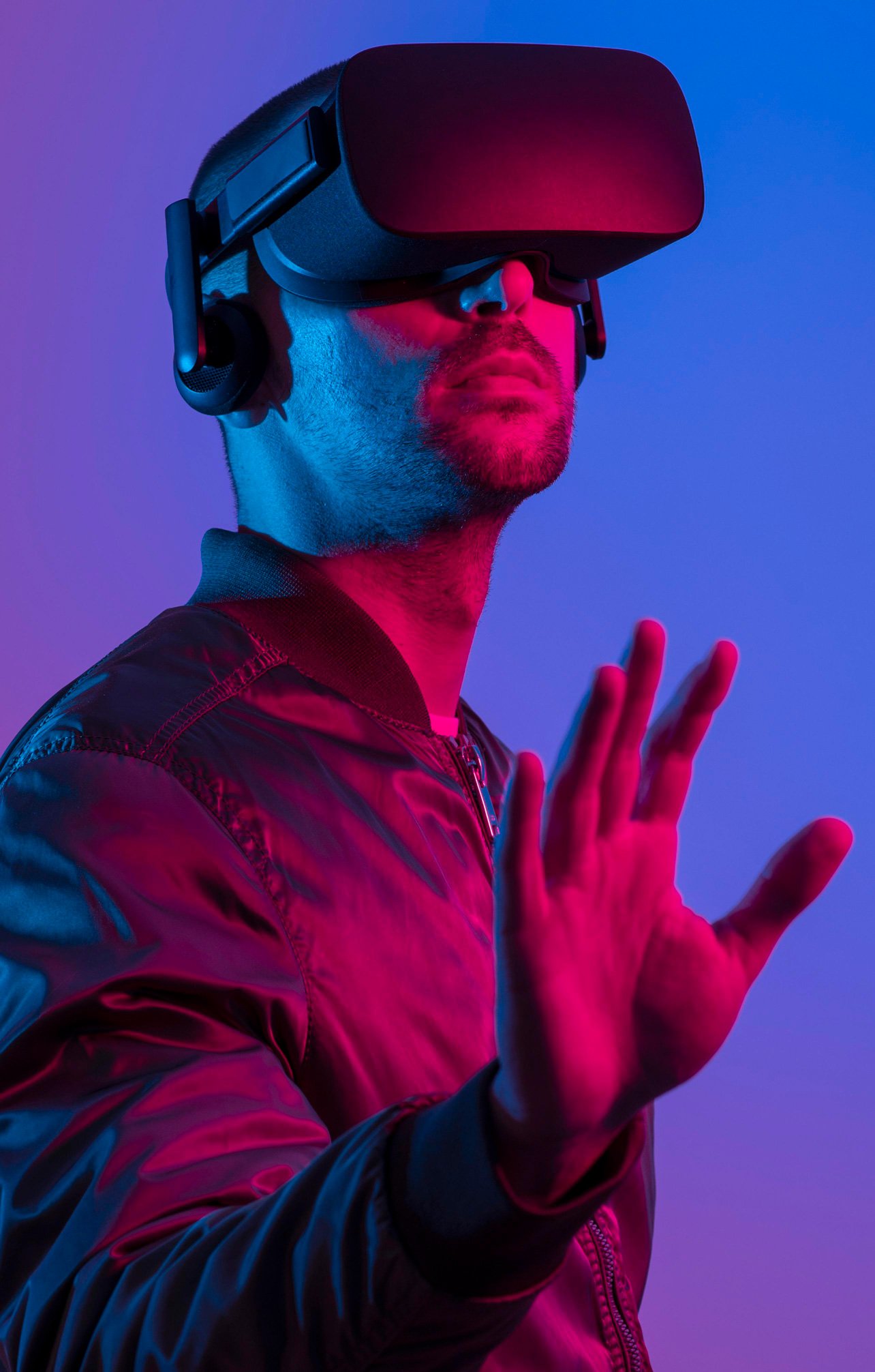 man-wearing-vr-glasses-with-gradient-background-1